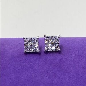 💛 Classic Silver Crystal Stud Earrings